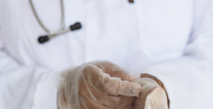 Uso de substâncias proibidas em cosméticos branqueadores preocupa dermatologistas