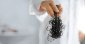 COVID-19: um quarto dos doentes tem queda de cabelo, mas elas são mais afetadas