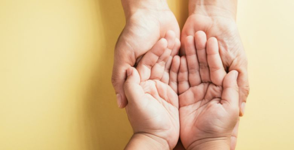 Estudo identifica palmas hiperlineares como marcador precoce de risco de DA em bebés