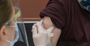 COVID-19: reações cutâneas às vacinas são motivo para adiar segunda dose?